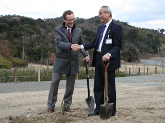(写真)David・JC・Austinと泉南市長の握手の写真