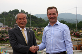 (写真)デビッド・JC・オースチン社長と泉南市長の再会の握手