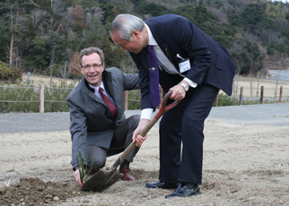 （写真）記念植樹の様子