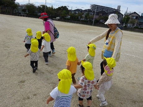 鳴滝小学校交流1歳児