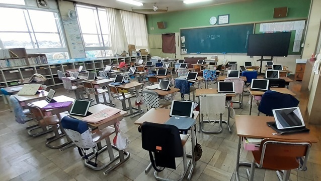 タブレット、大型モニター、無線LANなどICT化が進む教室(泉南市立雄信小学校)