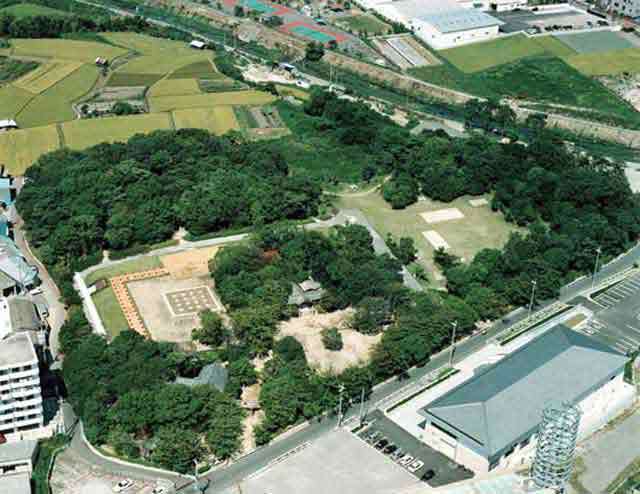上空からみた海会寺跡広場と埋蔵文化財センター