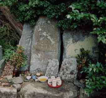 （写真）大雄寺（だいゆうじ）の肩を寄せ合う石碑（せきひ）