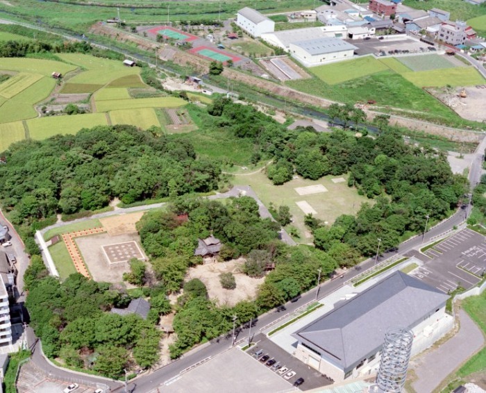 (写真)史跡海会寺跡広場と埋蔵文化財センター