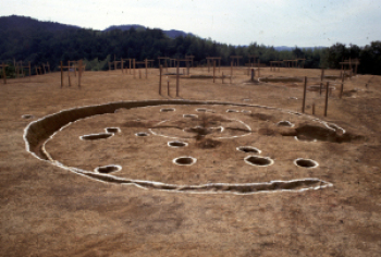 （写真）滑瀬（なめんじょ）遺跡の竪穴建物