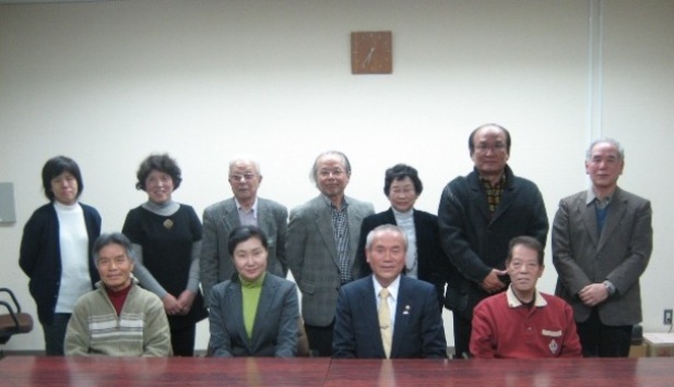 （写真）村田委員長、検討委員と向井市長の記念写真