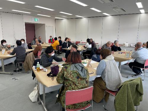 参加者が机を囲んで意見交換をしている
