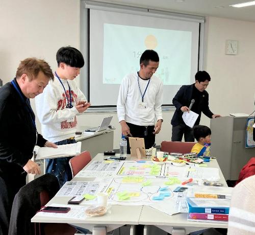 参加者が机を囲んで意見交換をしている