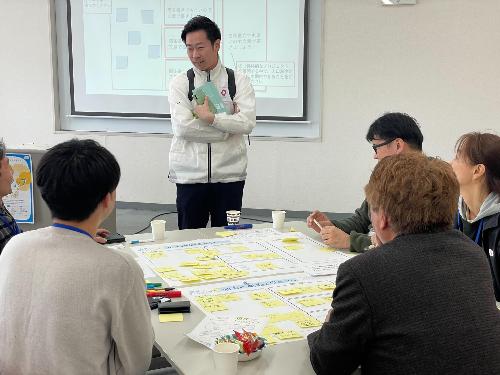 参加者と市長が机を囲んで意見交換をしている