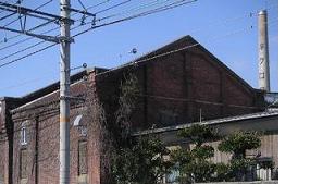 (写真)紡績工場跡のレンガの建物
