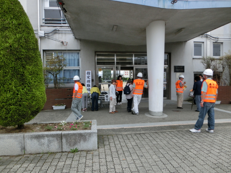 (写真)泉南中学校への避難行動訓練