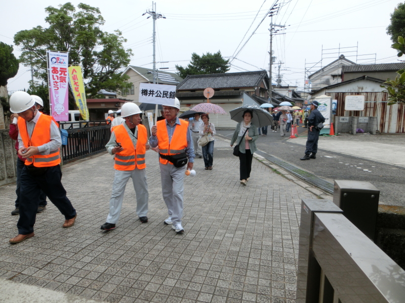 (写真)移動訓練で集まってくる避難者