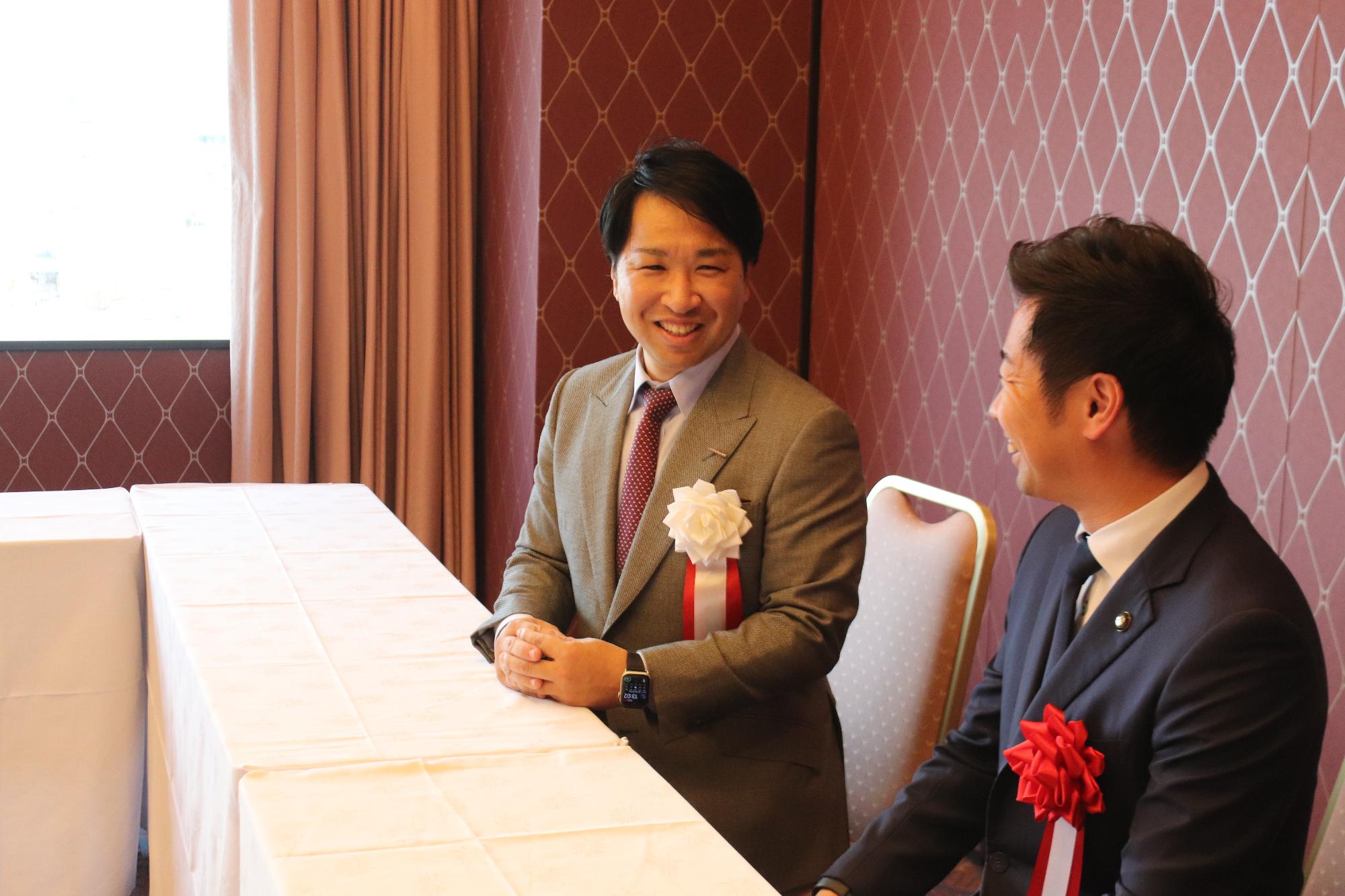 取材中の鶴社長と山本市長