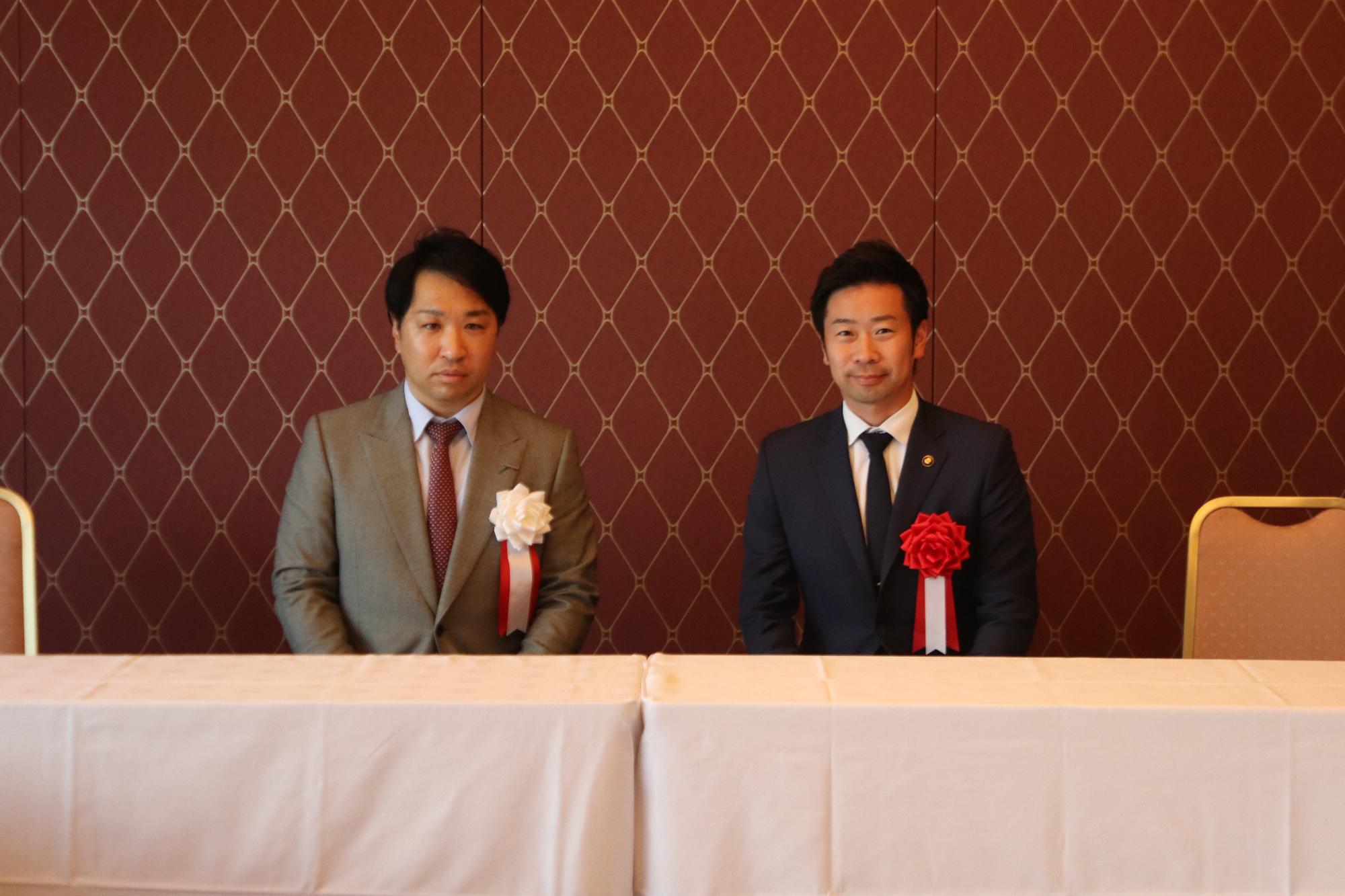 インタビュー後の鶴社長と山本市長