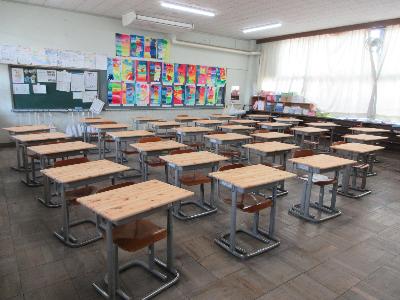 学校児童用机天板交換後木目の違う机が並ぶ教室