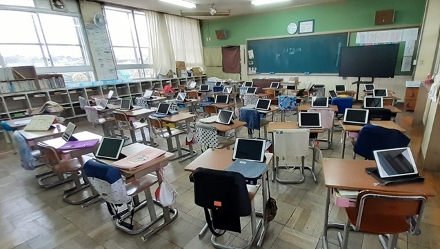 タブレット、大型モニター、無線LANなどICT化が進む教室（泉南市立雄信小学校）