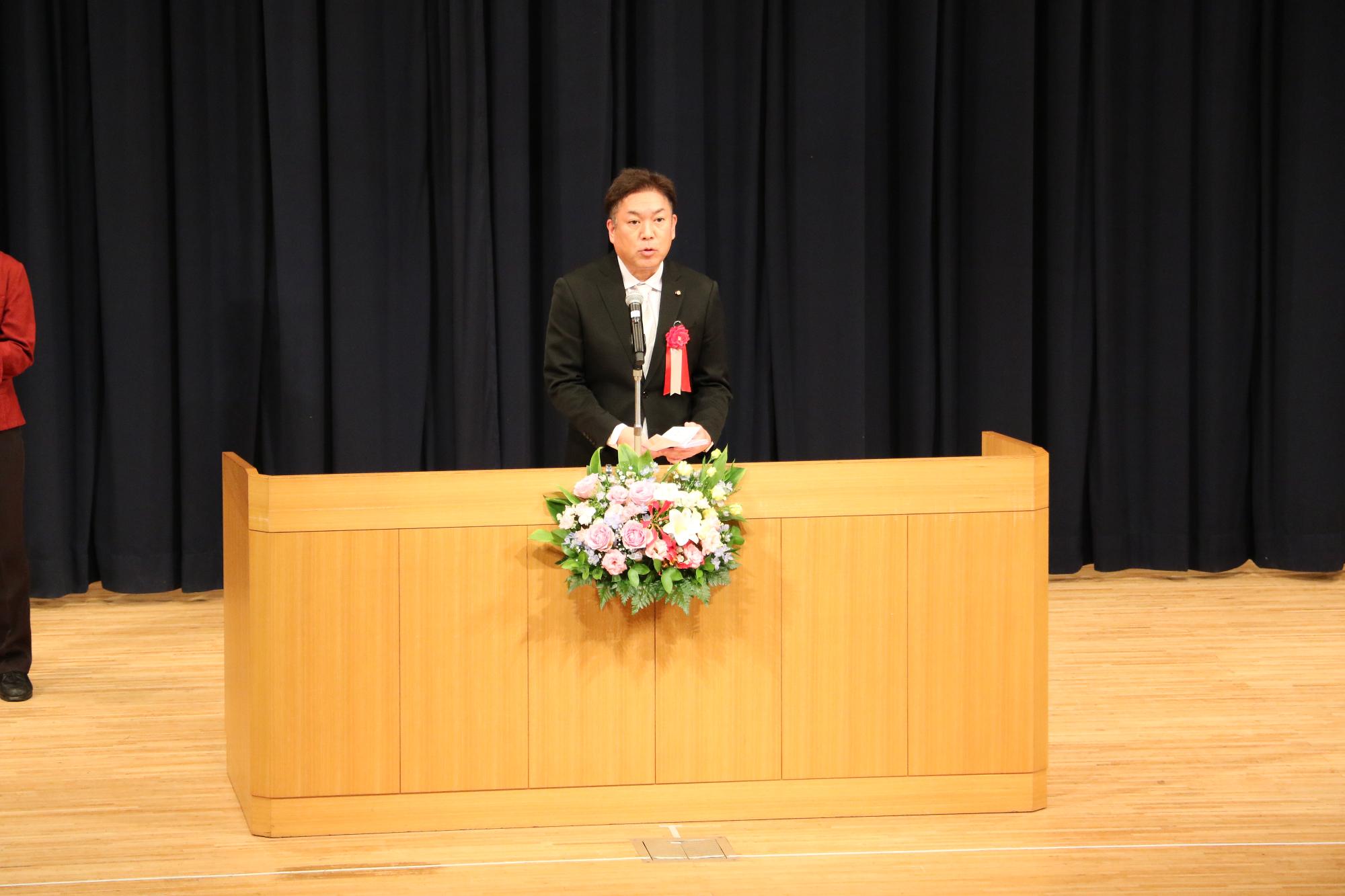 二十歳を迎えられた方にお祝いの言葉を贈る河部議長