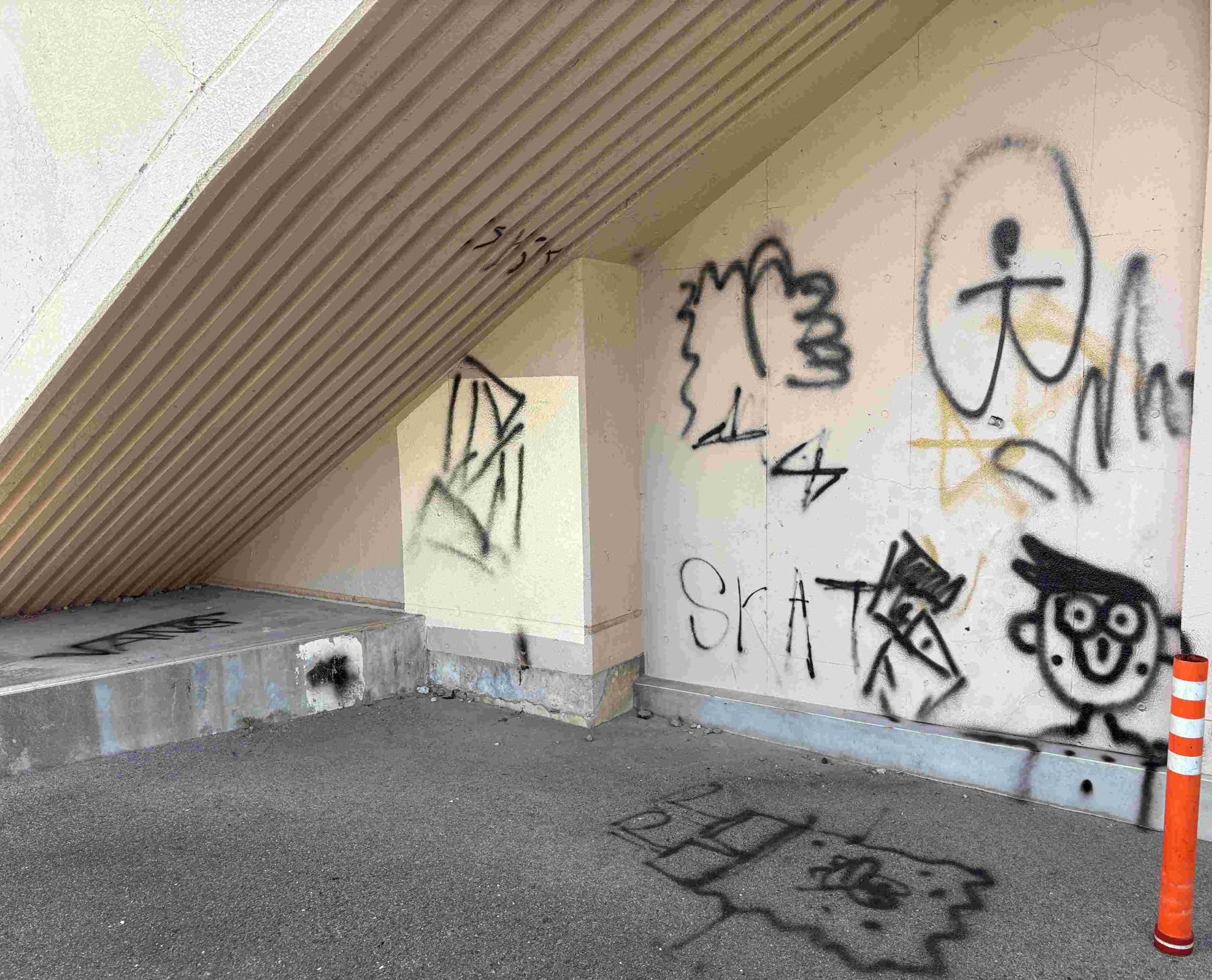 泉南市立市民体育館落書き被害1