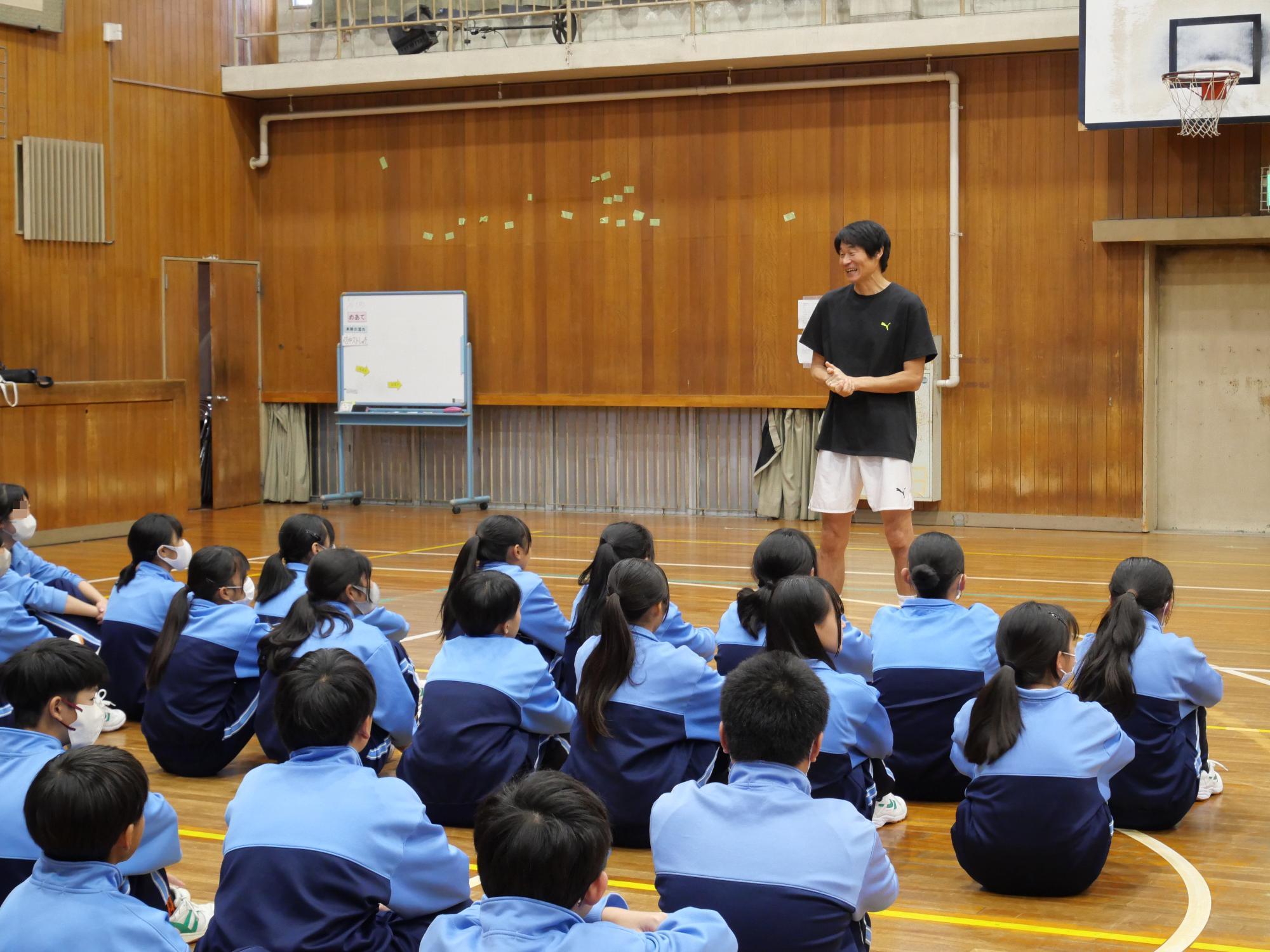 夢授業内の運動時間で、クラスの子どもたちに話をする岡山一成氏