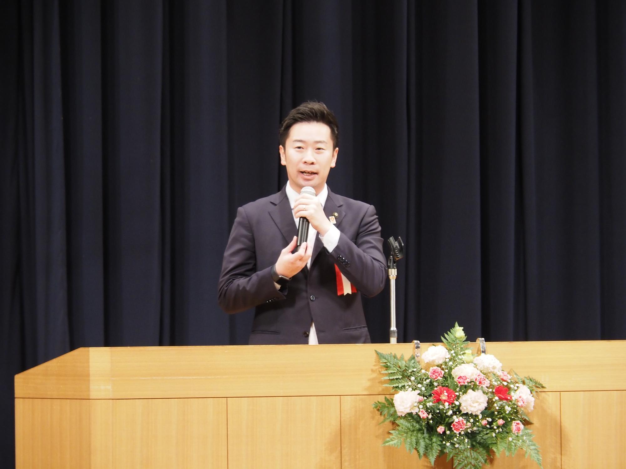 二十歳を迎えた方たちにお祝いの言葉を贈る山本市長