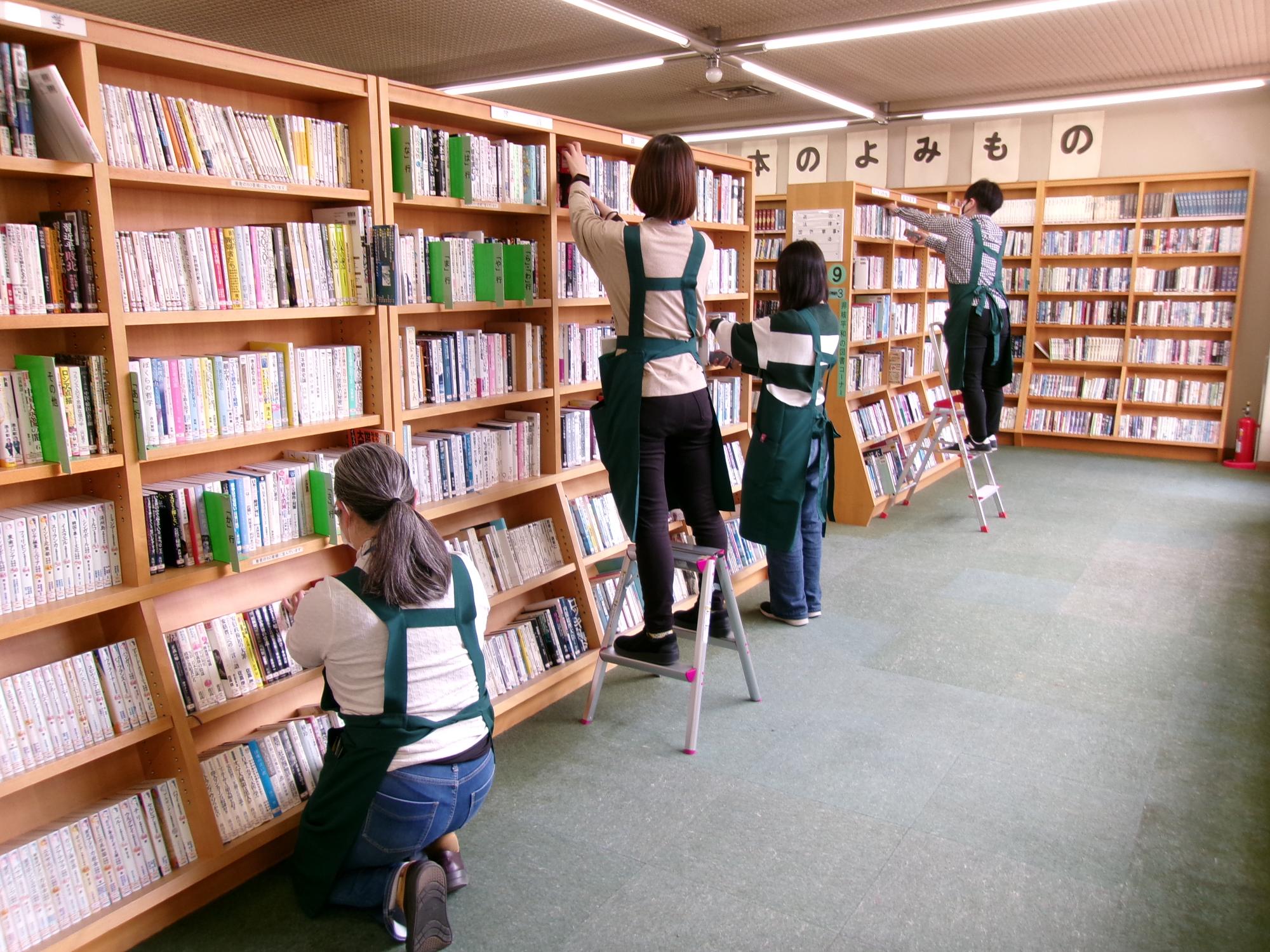 蔵書点検作業の様子