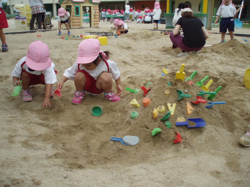 （写真）砂場で遊ぶ園児