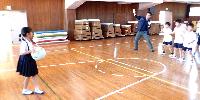 遊び広場にししん体育館でドッジボールをしている様子