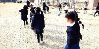 遊び広場にししん運動場で遊んでいる様子