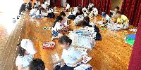 遊び広場しんげ体育館でおもちゃで遊んでいるところ