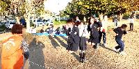 遊び広場しんげ東大縄跳びを飛んでいる様子