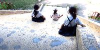 遊び広場しんげ東滑り台で遊んでいる様子