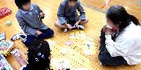 遊び広場しんだちカードゲームで遊んでいる様子