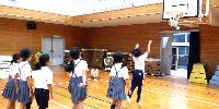 遊び広場しんだちバスケットボールをしている様子