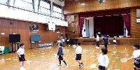 遊び広場ひがしバトミントンで遊んでいる様子