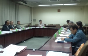 （写真）委嘱式と村田委員長の講義