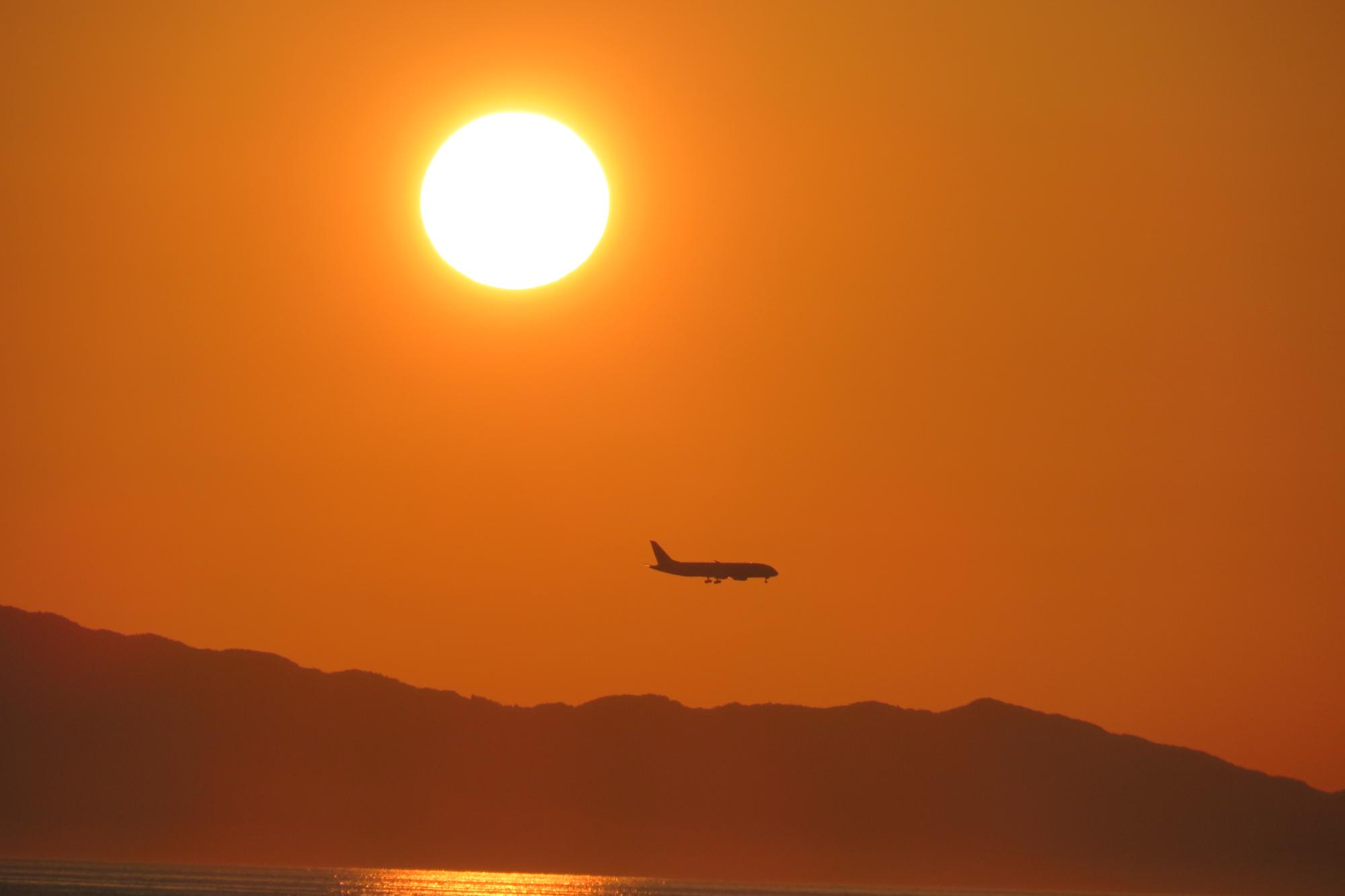 日本の夕陽百選と飛行機