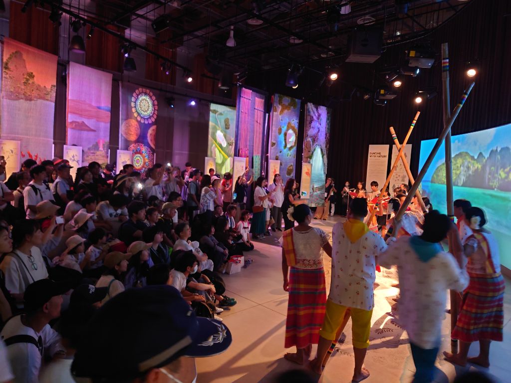 一丘中合唱部とパビリオン舞踊者との交流の様子