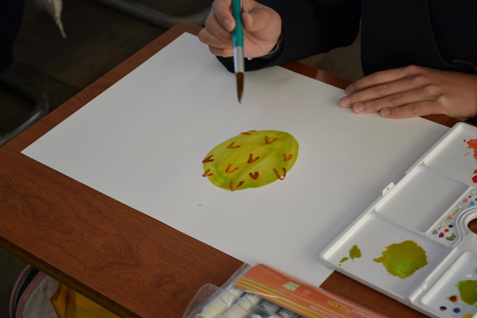 イメージしたフルーツの絵を書いている様子