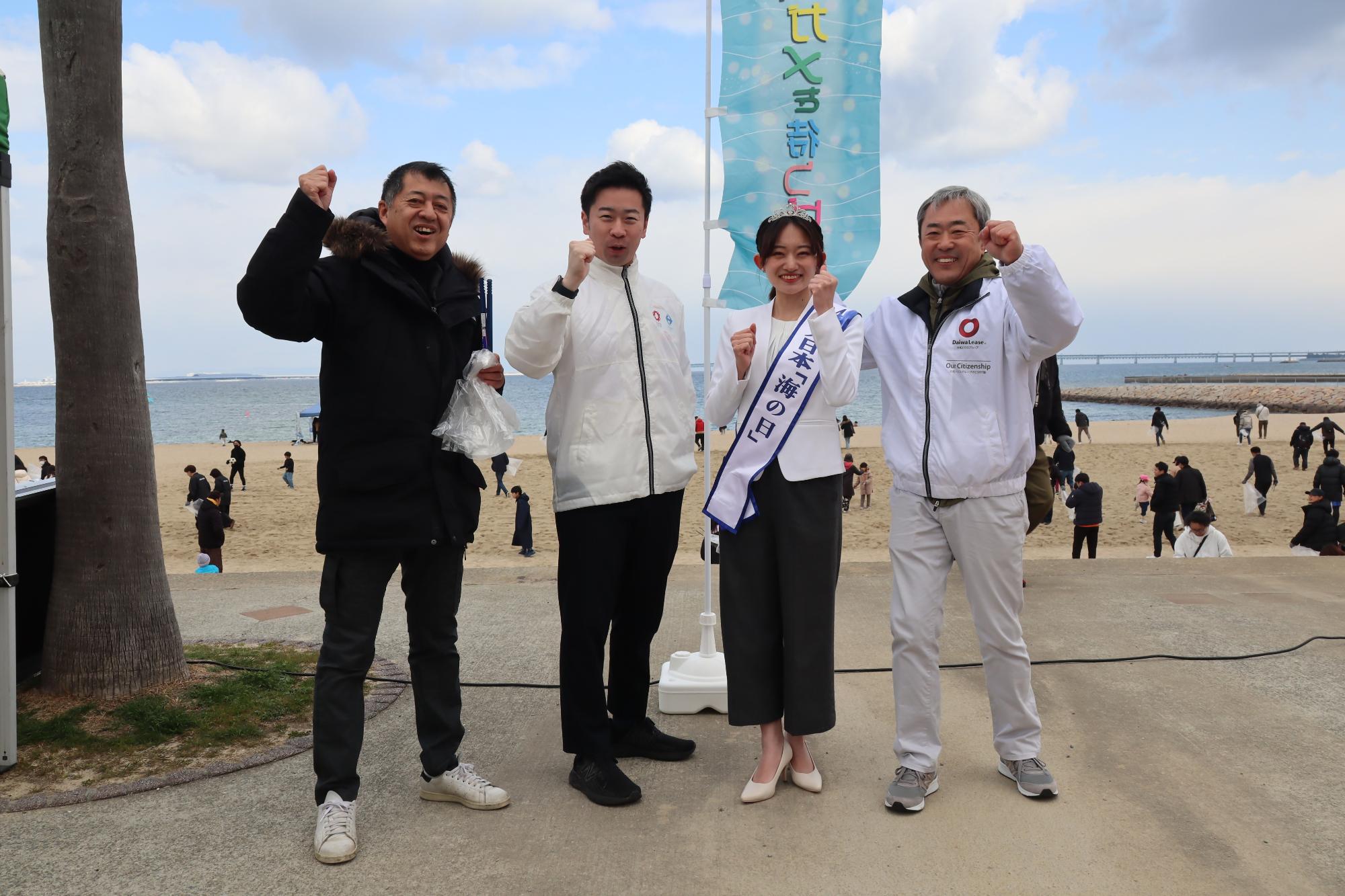 ウミガメを待つビーチ開会式