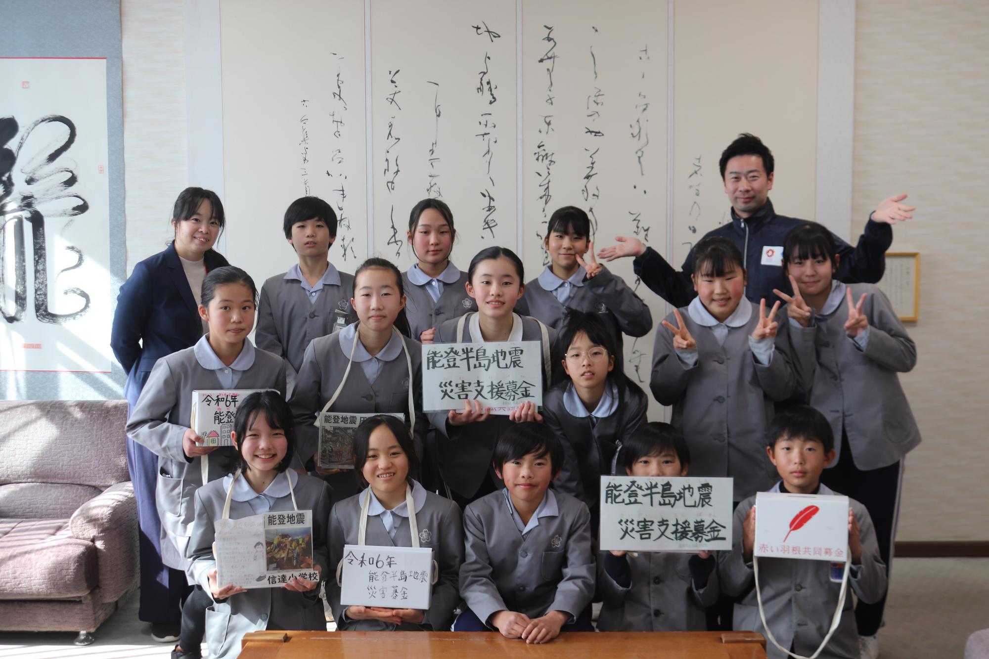信達小学校の生徒と市長との記念撮影